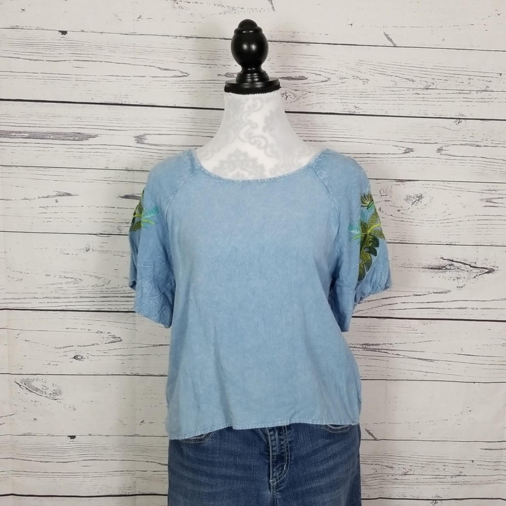 Style Envy chambray short sleeved crop blouse